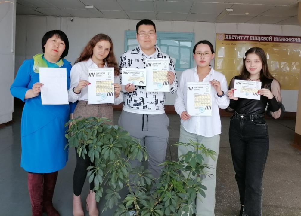 студенты с преподавателем Мирный23 сжатое.jpg